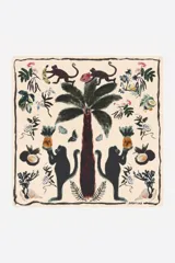 Pañuelo cuadrado de poliéster reciclado con un diseño estampado de temática tropical que incluye monos, palmeras y elementos botánicos sobre fondo blanco.