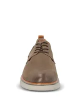 Zapato de estilo casual Hush Puppies, confeccionado en cuero color taupe. Presenta cierre mediante cordones, detalle de tirador en el talón y suela de EVA con tecnología FLX que brinda mayor flexibilidad y confort.