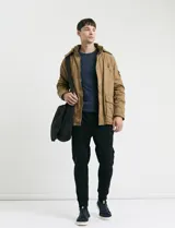 Campera de abrigo estilo parka, color verde oscuro, con capucha desmontable, cierre frontal con botones y cremallera, múltiples bolsillos frontales y en la manga.