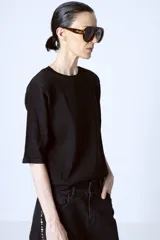 Camiseta marrón de manga corta con cuello redondo.