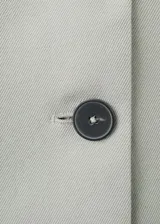 Blazer cruzado de lino y algodón color verde militar, con cuello solapa, hombreras marcadas, bolsillos con solapa y cierre de doble botonadura.