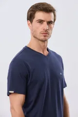 Remera básica azul marino de manga corta, con escote en V, calce cómodo y detalle de logo bordado en el pecho.
