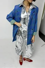 Pantalón parachute plateado con elástico en la cintura y tobillos.