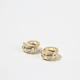 Aros tipo argolla pequeña con cierre de bisagra, en color dorado, decorados con una piedra central rectangular y dos piedras laterales circulares engarzadas.