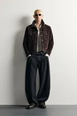 Jeans balloon fit de corte relajado y tiro medio, confeccionados en denim de algodón con efecto lavado y diseño clásico de cinco bolsillos.
