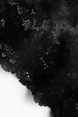 Pack de dos bombachas tipo brasileña de tiro bajo, confeccionadas en encaje negro con bordes festoneados y un pequeño lazo decorativo en el centro frontal. Poseen refuerzo interior.