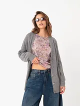 Cardigan largo gris con botones a tono y silueta floja.