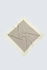Pañuelo cuadrado de algodón color crema con estampado de cuadros pequeños en tono marrón oscuro.