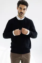 Sweater de cuello redondo, confeccionado en una mezcla de algodón y cashmere, de diseño clásico y calce regular.