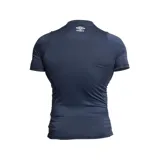 Remera térmica deportiva Umbro de manga corta, color blanco, con cuello redondo y ajuste ceñido al cuerpo. Presenta el logo de la marca bordado en el pecho.