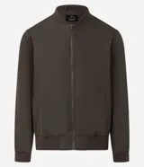 Campera bomber negra para hombre, confeccionada en poliéster con cierre frontal de cremallera, cuello, puños y dobladillo elásticos acanalados, y bolsillos laterales.