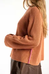 Sweater de punto de algodón con diseño oversize, cuello redondo y mangas largas. Presenta un detalle de costura lateral en color contrastante.