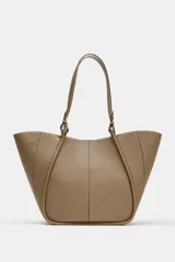 Bolso de hombro tipo shopper color marrón topo, con diseño estructurado, detalles de pespuntes visibles en el cuerpo y doble asa para el hombro.