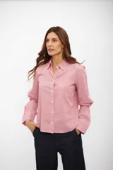 Camisa de corte clásico con estampado de rayas verticales en color rojo y blanco, cuello camisero, cierre frontal con botones y bolsillo en el pecho.