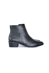 Botín de caña baja confeccionado en cuero vacuno con textura floater. Presenta un diseño de puntera ligeramente puntiaguda, cierre lateral y un cómodo tacón bloque.