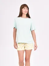 Conjunto de pijama de verano, compuesto por remera blanca de mangas cortas con estampa de langosta y short con estampado de langostas, cangrejos y motivos playeros.
