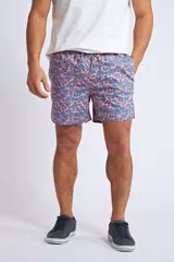 Short de baño con estampado floral en tonos celestes, cuenta con cintura elástica con cordón ajustable, bolsillos laterales y bolsillo trasero.