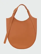 Bolso tote de gran tamaño Longchamp modelo Le Foulonné, confeccionado en cuero negro con textura granulada. Presenta una silueta estructurada con base redondeada, doble asa de hombro y herrajes metálicos en tono plateado.