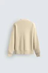 Cardigan regular fit de punto tejido en hilatura de algodón color marrón, con cuello en pico, manga larga, acabados en rib y cierre frontal de botonadura.