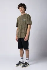 Remera de algodón con efecto de lavado desgastado tipo snow wash, de corte semi-oversize y manga corta. Presenta un pequeño estampado artístico en el pecho inspirado en la obra de Van Gogh.