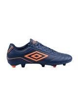 Championes de fútbol Umbro modelo Classico III HG para hombre, color azul marino con detalles y logo en naranja. Presentan una suela con tapones moldeados fijos (HG) para césped firme.
