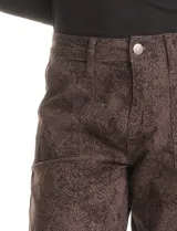 Pantalón de corte crop, color gris, con diseño de cinco bolsillos, cierre frontal con botón y ruedo irregular con terminación desflecada.