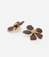 Caravana femenina de tamaño mediano, con forma de flor en color bordó y centro dorado.