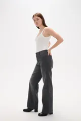 Pantalon de jean de corte recto y tiro alto, en color gris oscuro con efecto lavado.