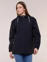Gabardina estilo parka de color negro con capucha fija, cordones ajustables a contraste y cierre frontal con solapa. Cuenta con bolsillos laterales con solapa y puños elásticos.