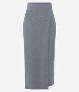 Pollera midi gris de punto, con detalle delantero cruzado.