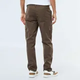 Pantalón cargo de corte recto en color marrón, con bolsillos laterales con solapa y cierre de botones, de estilo utilitario y funcional.