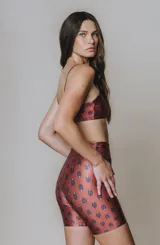 Calza corta tiro alto de cintura ancha con elástico fino en la parte superior. Tejido suave de alta elasticidad con un leve brillo satinado y estampado.