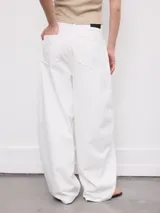 Pantalón jean blanco de corte wide leg, tiro medio y diseño holgado, con bolsillos laterales y traseros.