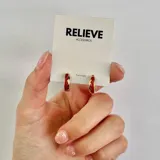 Aros dorados mini de plata 925 con diseño abstracto en rojo y negro.