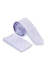 Corbatín lila con micro puntos azules, de 5 cm de ancho, incluye un pañuelo a juego de 27x27 cm.