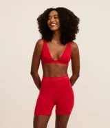 Conjunto de lencería rojo acanalado, compuesto por un corpiño triangular sin aro y un short tipo ciclista de tiro alto.