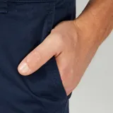 Pantalón chino azul de corte slim.
