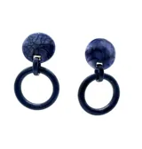Par de aros colgantes de resina azul con diseño circular.