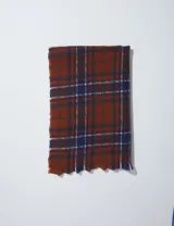 Bufanda rectangular con diseño tartán en tonos marrón, azul y blanco.