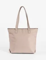 Bolso tipo shopper color verde oliva, confeccionado en poliéster con acabado satinado. Presenta doble asa de hombro, detalles de argollas metálicas frontales y un pequeño monedero circular removible con cierre.