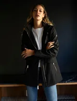 Campera liviana negra marca Michael Kors, con cierre metálico dorado, bolsillos delanteros con cierre, cintura ajustable con jareta interna, capucha desmontable y avíos metálicos dorados con logo.