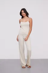 Musculosa de punto color gris claro con textura acanalada y tirantes finos.