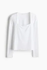Remera blanca de manga larga en punto suave, con escote cuadrado.