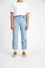 Pantalón de jean celeste con estampado tye dye azul oscuro en los laterales.