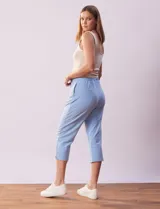 Pantalón tipo capri de algodón en color celeste, con cintura elastizada y bolsillos laterales.
