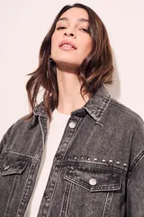 Sobrecamisa oversize de jean color gris oscuro con tachas plateadas en cuello y bolsillos.