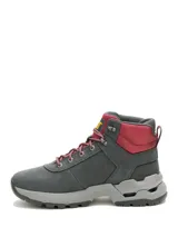 Botas de trekking Caterpillar modelo Surge Hiker, de color gris con detalles en rojo y suela robusta gris, con cordones bicolores y logo de la marca en el lateral y la lengüeta.