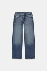 Jeans de tiro bajo con diseño de cinco bolsillos y pernera recta. Presenta cierre frontal con cremallera y botón, con un acabado de lavado clásico.