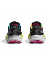 Championes Hoka Clifton 9 color negro con detalles en amarillo, rosa y celeste.