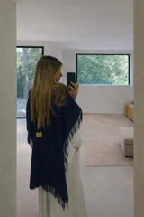 Chal de tejido liviano con terminaciones desflecadas en todo su contorno. Diseño versátil que permite diversas formas de uso.